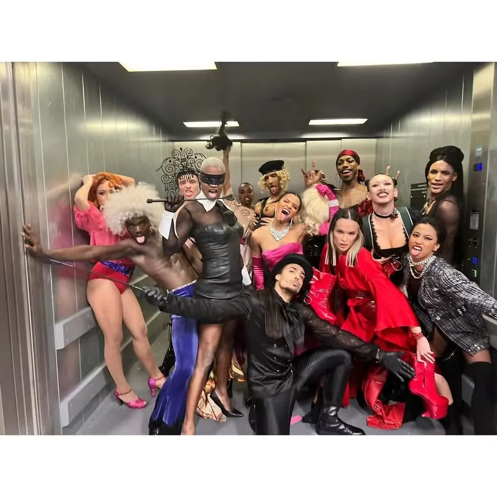 Bailarinos de Madonna curtem pool party no hotel