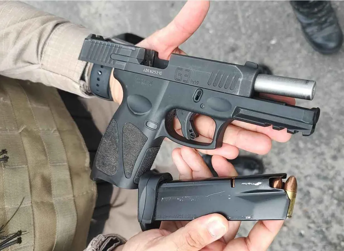 Com a dupla foi encontrada uma pistola calibre 9mm municiada