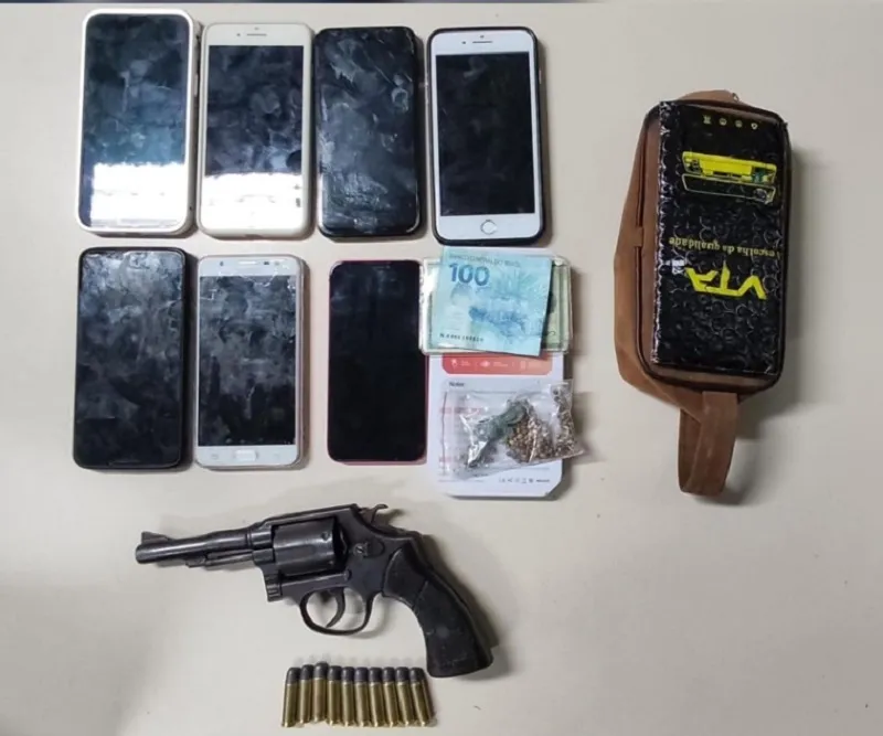 Sete celulares e uma arma de fogo foram apreendidos na loja indicada pelo GPS