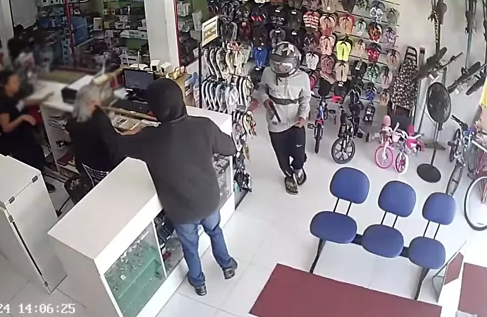 Dois homens armados assaltam loja em Queimadas