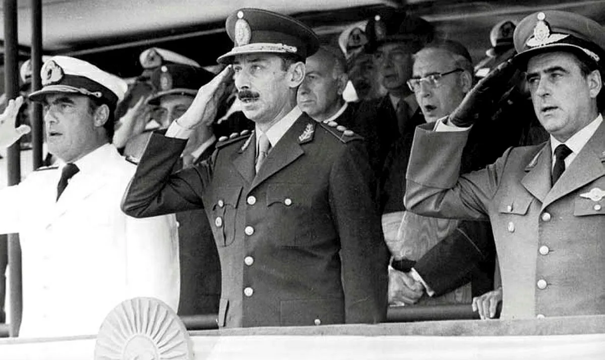 Membros da Junta Militar que assumiu o poder com o golpe de março de 1976: almirante Emilio Massera, general Jorge Rafael Videla e brigadeiro Orlando Agosti (da esq. para a dir.)