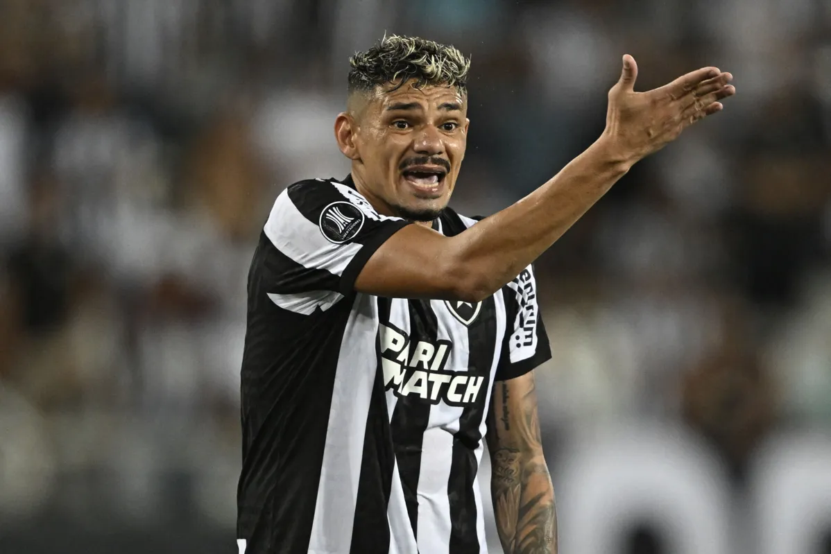 Tiquinho Soares, atacante do Botafogo, passou em branco