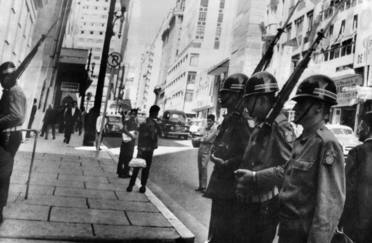 Soldados brasileiros patrulham as ruas de grandes cidades após o golpe militar que levou à destituição do presidente João Goulart