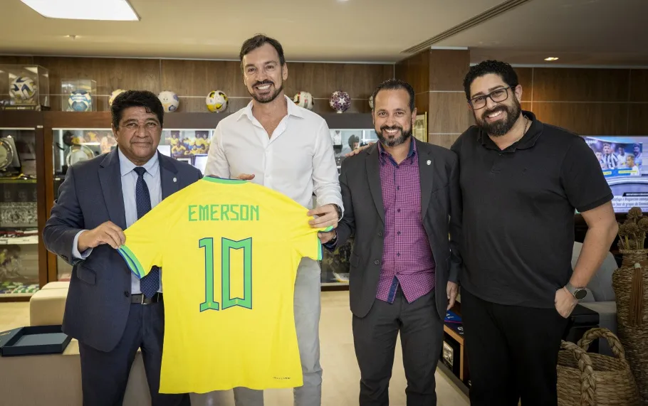 Camisa da Seleção Brasileira recebida por Emerson Ferretti