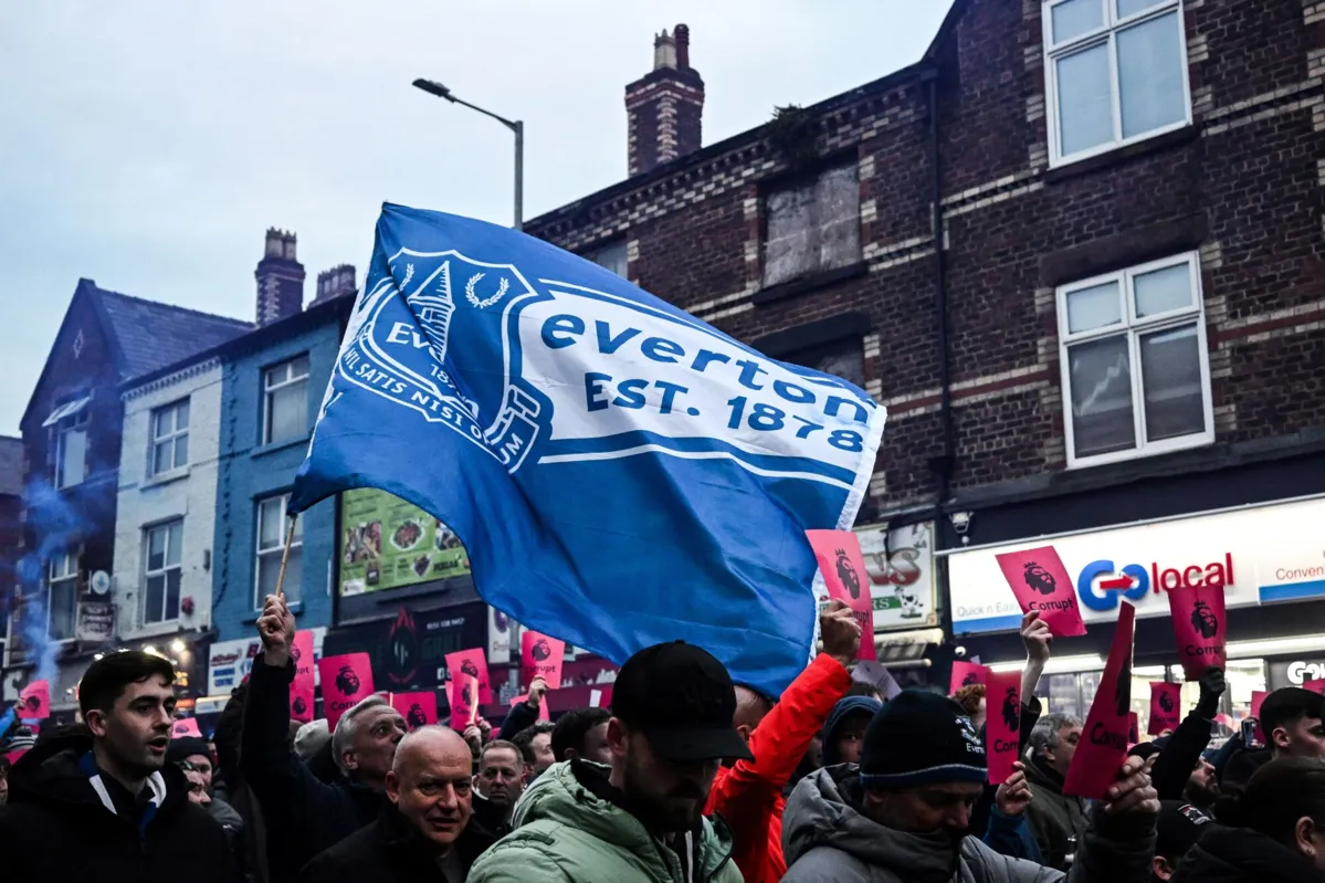 Torcida do Everton em manifestação contra a Premier League