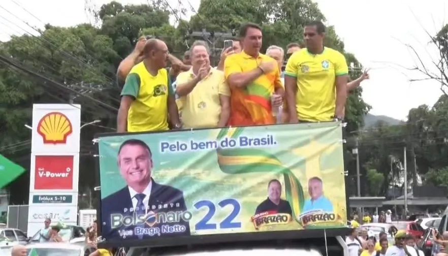 Flávio Bolsonaro e Chiquinho Brazão chegaram a subir juntos em um carro de som em uma carreata eleitoral