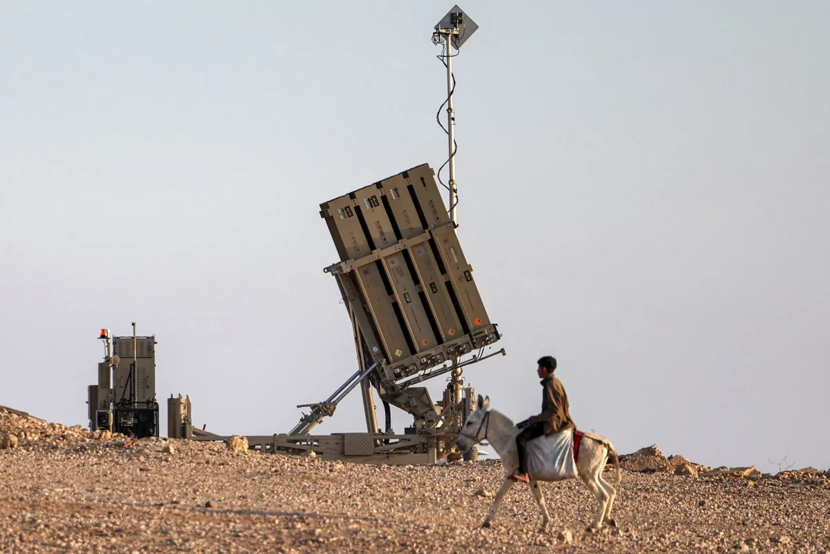 Baterias do sistema de defesa antimísseis Iron Dome de Israel em uma vila