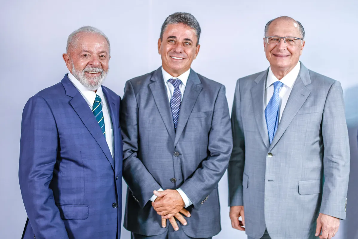 Presidente Lula ao lado do prefeito de Santo Estêvão, Rogério Costa