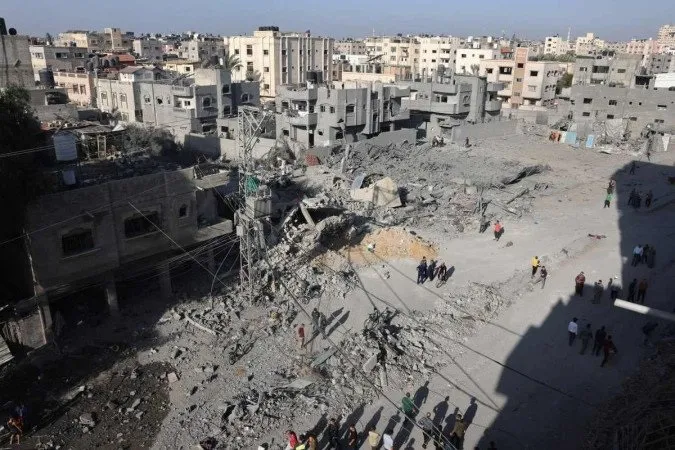 Civis palestinos verificam as consequências de um bombardeio israelense em Rafah, no sul da Faixa de Gaza