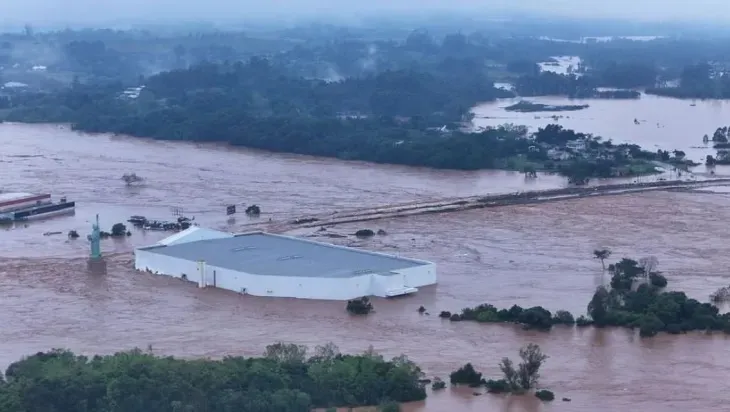 Imagem ilustrativa da imagem Havan em Lajeado (RS) é tomada pela água da chuva; vídeo