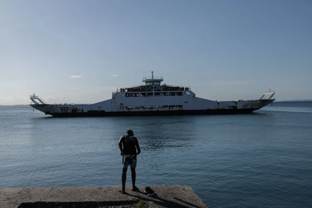 Ferry Zumbi dos Palmares atracando no terminal marítimo de São Joaquim