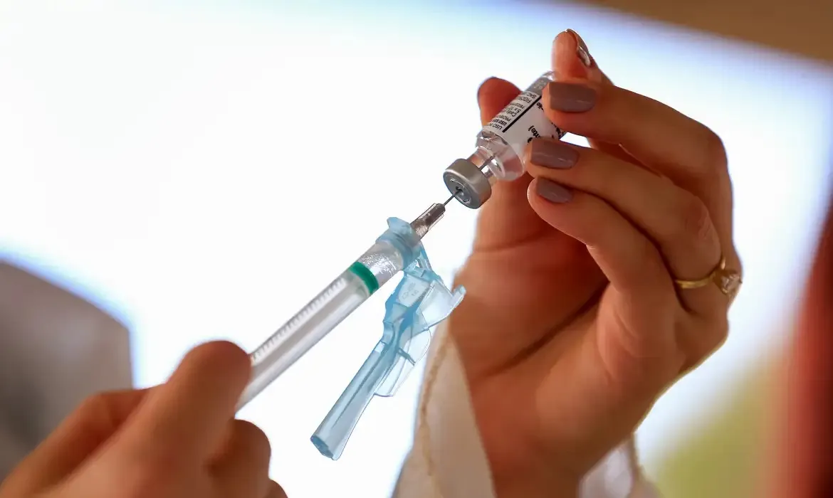 Alemão afirma ter recebido 217 doses de oito vacinas anticovid diferentes