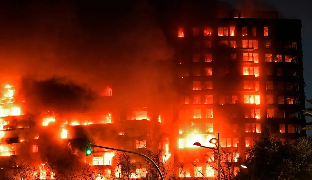 Ao menos quatro pessoas morreram em um grande incêndio na Espanha