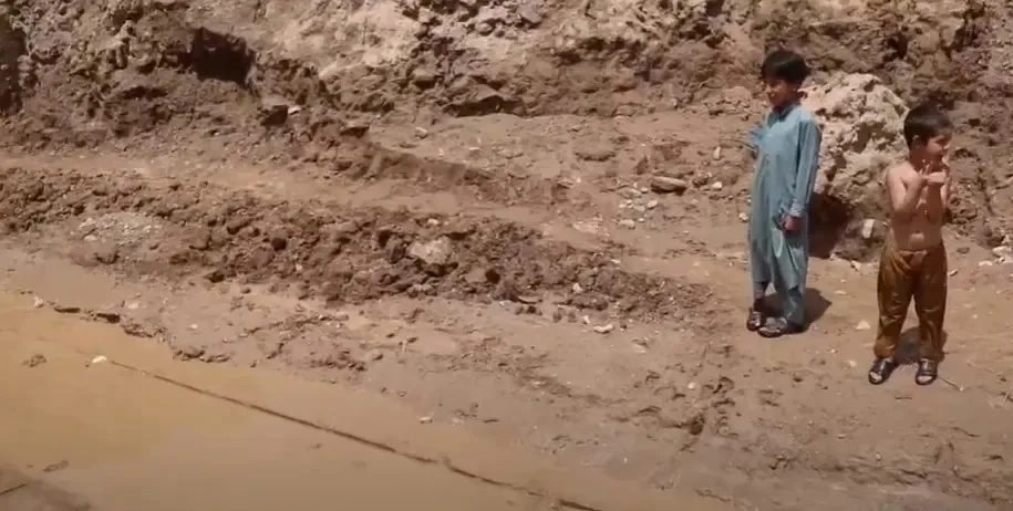 Inundação deixou regiões do país com lama