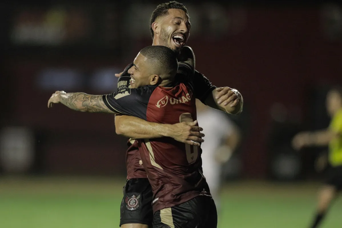 Jean Mota e Lucas Esteves comemoram juntos o terceiro gol do Rubro-Negro