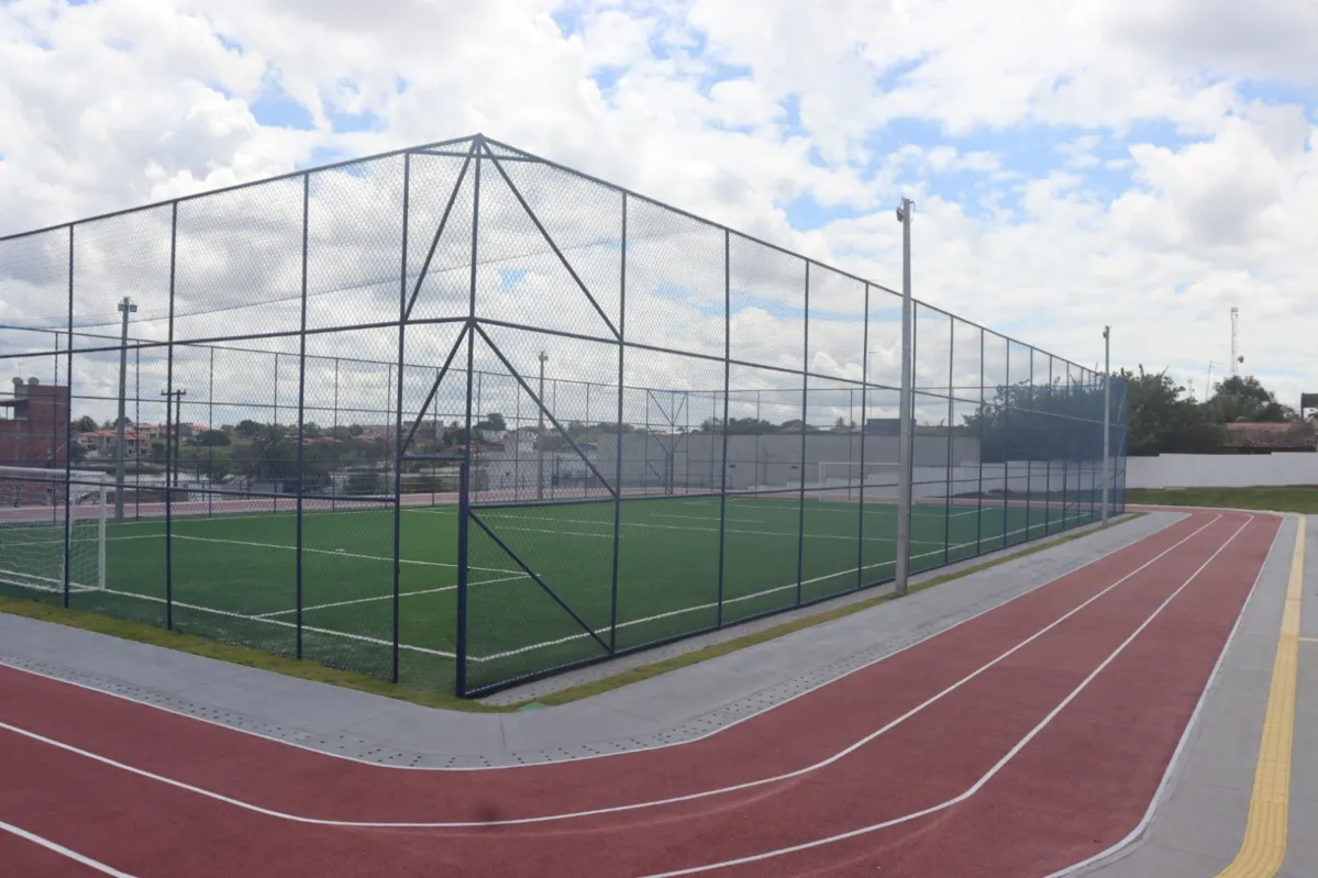 Campo de grama sintética e pista de atletismo integram a estrutura do Colégio de Tempo Integral de Santo Estevão.