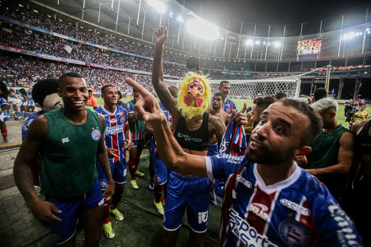 Jogadores do Bahia comemorando triunfo na Fonte Nova