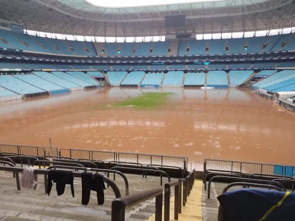 Alagamento no gramado da Arena do Grêmio por conta das chuvas torrenciais