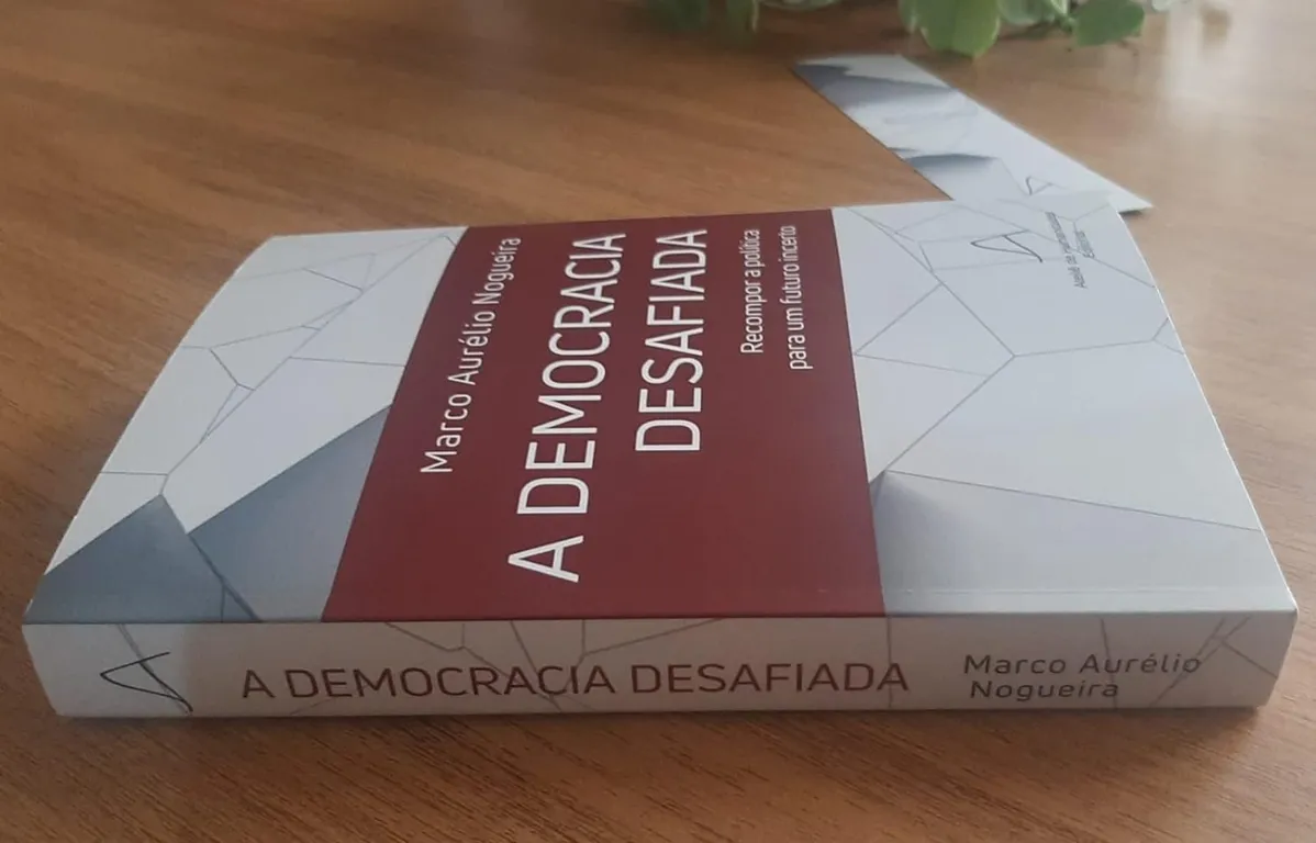 "A Democracia Desafiada" tem 425 páginas