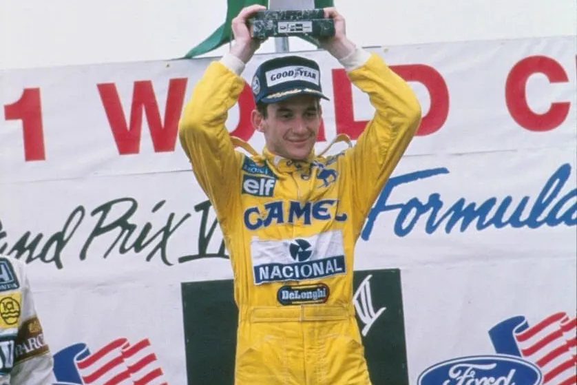 Ayrton Senna levanta o troféu no circuito de rua dos Estados Unidos pela segunda vez, em 1987