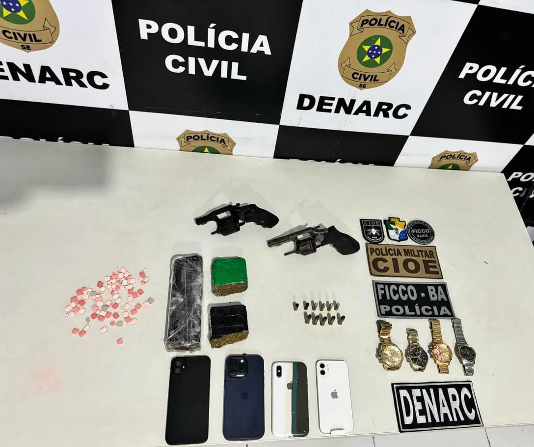 Com ele foram encontrados dois revólveres, munições, porções de drogas e celulares