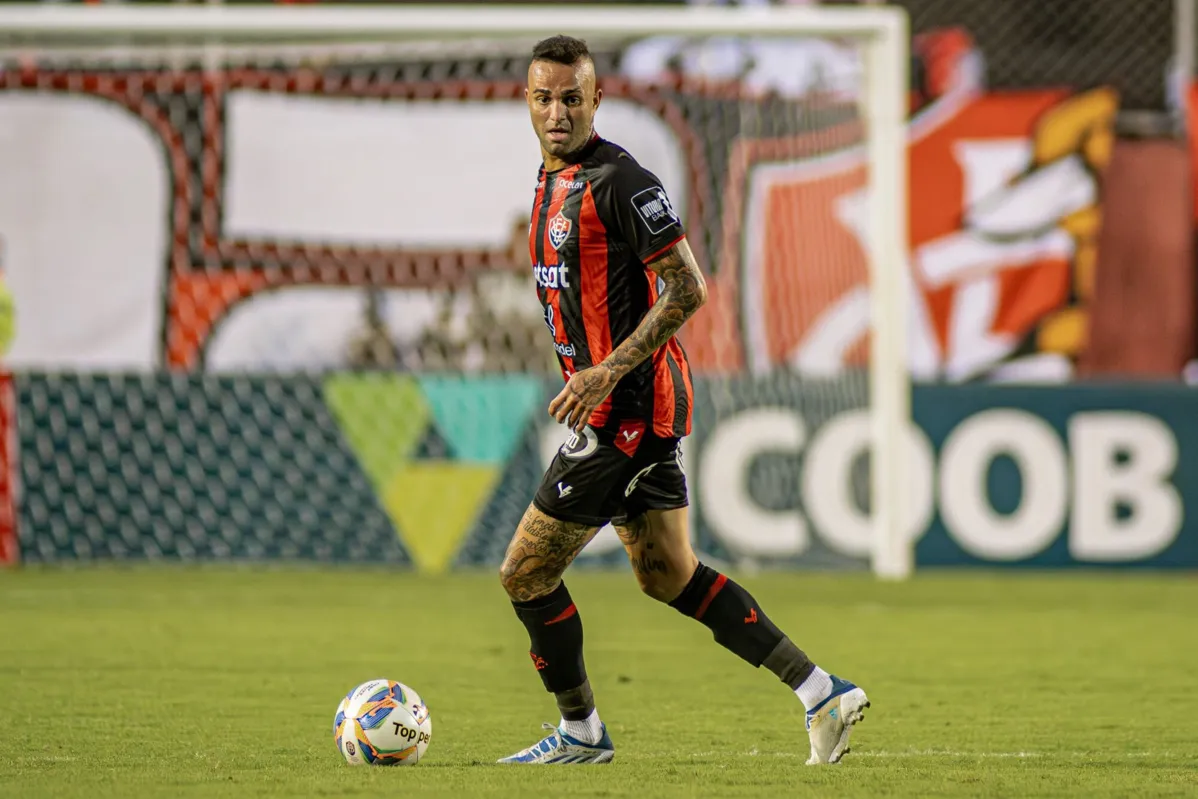 Luan em campo pelo Vitória