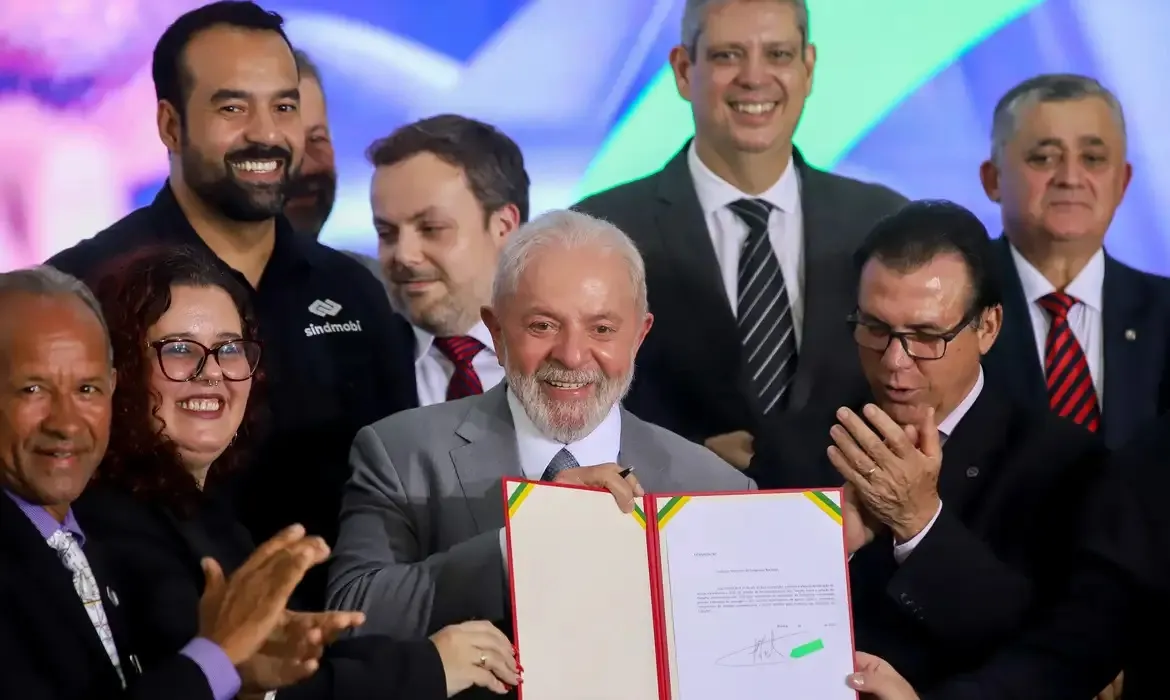 Presidente Luiz Inácio Lula da Silva, durante assinatura do projeto de lei que regulamenta o trabalho por aplicativos de transporte de pessoas, no Palácio do Planalto