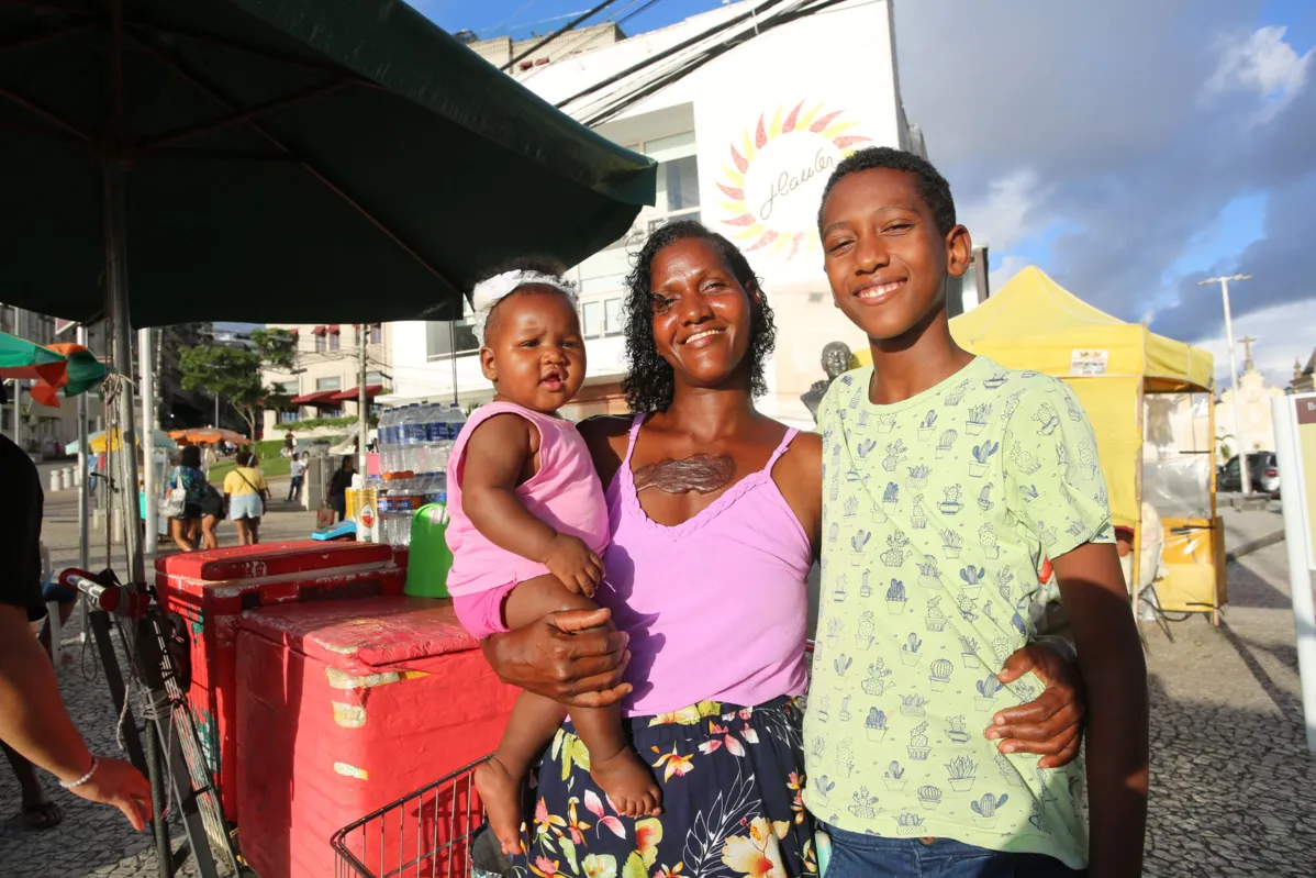 Simone Santos e os dois mais novos: a opção é o subemprego na informalidade