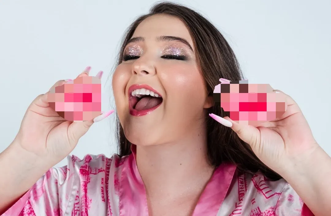 Imagem ilustrativa da imagem Modelo lança chocolate no formato "e sabor" da própria vagina; vídeo