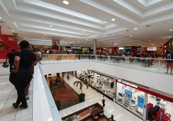 Área interna do Shopping Paralela, em Salvador