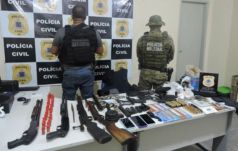 Os dois presos e os materiais encontrados foram apresentados no DHPP em Juazeiro