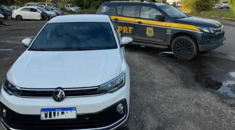 PRF detém homem por interceptação de carro roubado em Alagoinhas