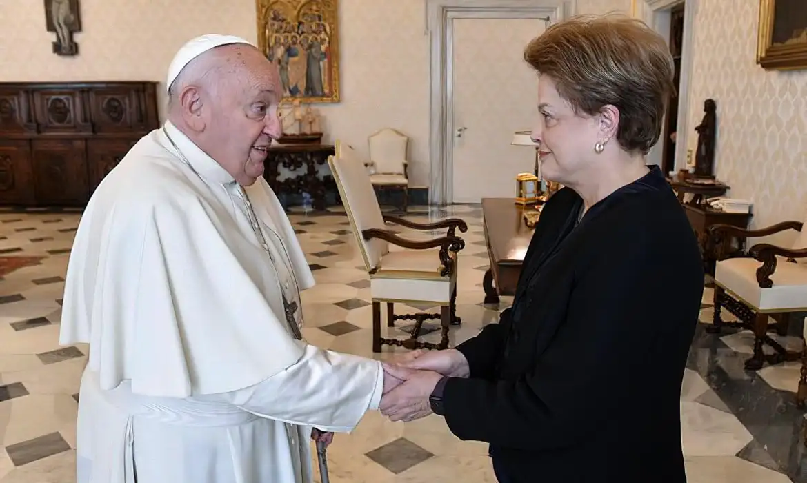 Nas redes sociais, Dilma ressaltou que o papa é um homem profundamente comprometido com os destinos da humanidade