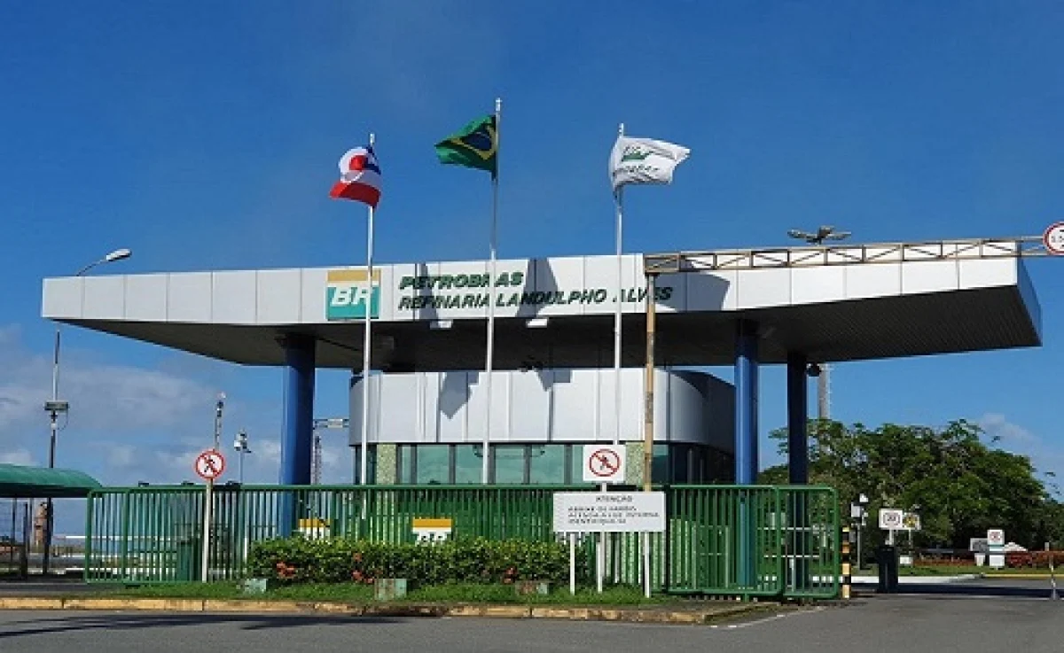 Petrobras reúne informações para retomar o controle de refinaria.