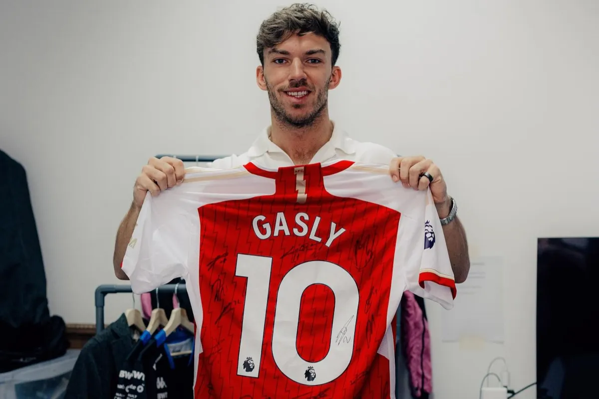 Pierre Gasly posa com camisa do Arsenal, da Premier League