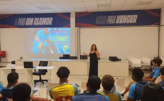 Sub-15 do Bahia participa de experiência literária e cultural no auditório do CT Evaristo de Macedo.