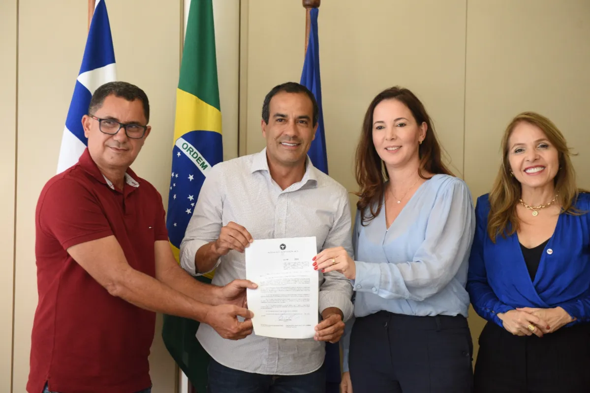 Ato simbólico contou com presença do autor da proposta e da presidente da OAB, Daniela Borges