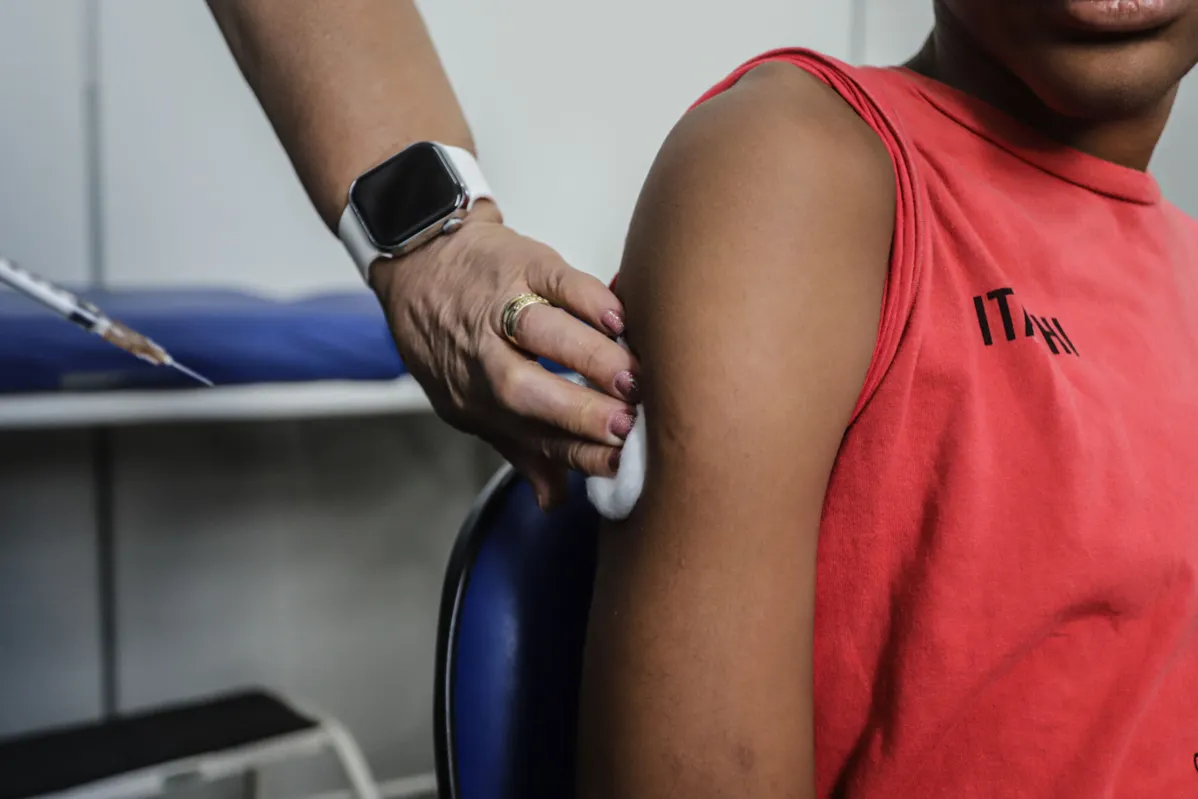 Adolescentes de 10 a 14 anos podem se vacinar contra dengue