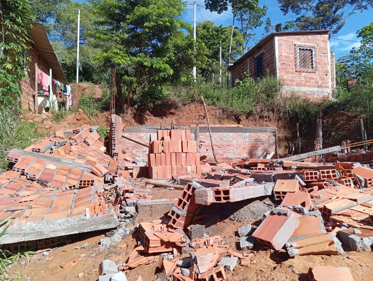 Só restaram escombros da casa demolida pela prefeitura de Mata de São João