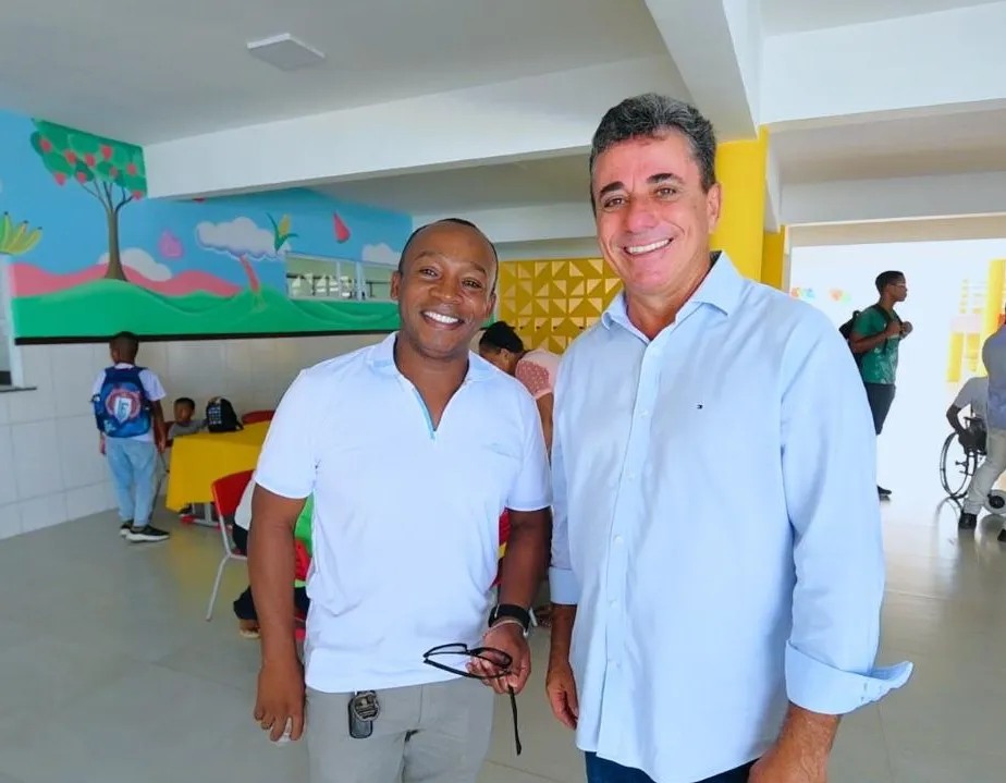 Secretário Municipal de Educação, Jailson Assis, ao lado do prefeito Rogério Costa.