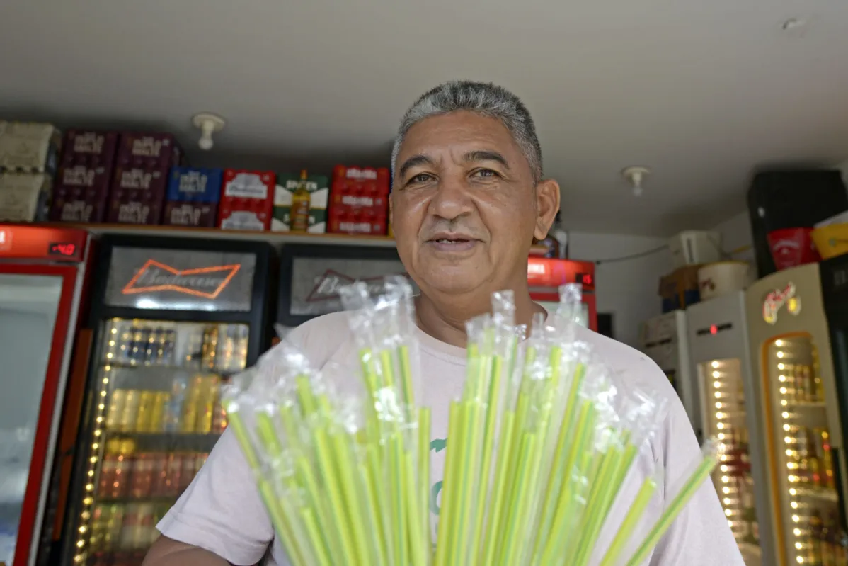 Para Dudu do Telão, dono de  bar na Barra, canudos de plástico já deveriam ter sido proibidos há muito tempo