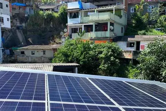 Painéis solares instalados nas comunidades da Babilônia e Chapéu Mangueira (RJ)