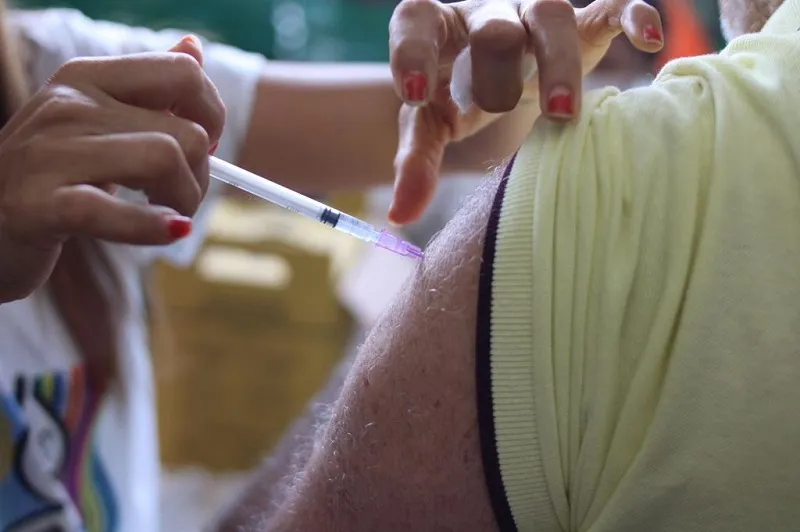 Mais de 60 pontos de vacinação acolheram os públicos elegíveis em diversos locais da cidade
