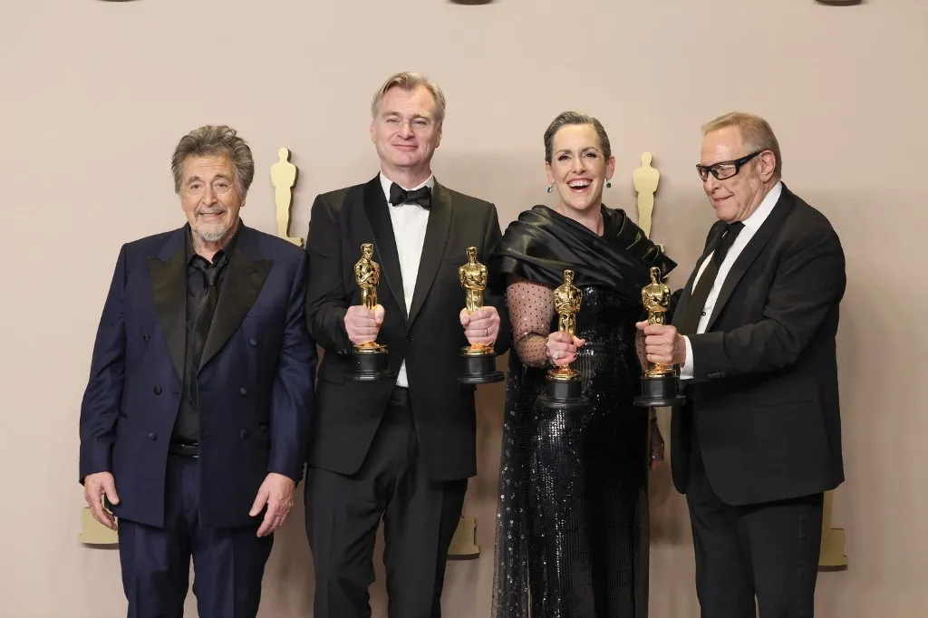 Christopher Nolan e equipe de “Oppenheimer” ao lado de Al Pacino