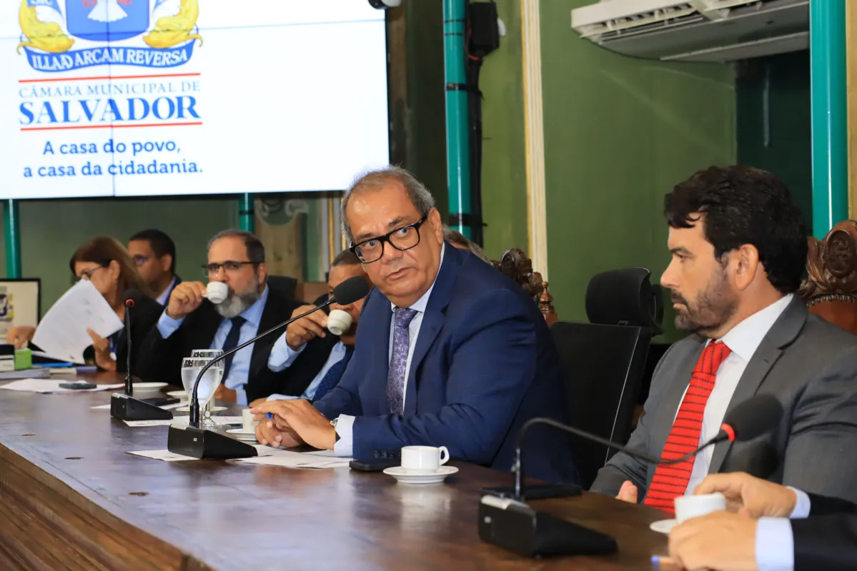 Presidente Carlos Muniz se comprometeu em votar as matérias na tarde de quarta-feira