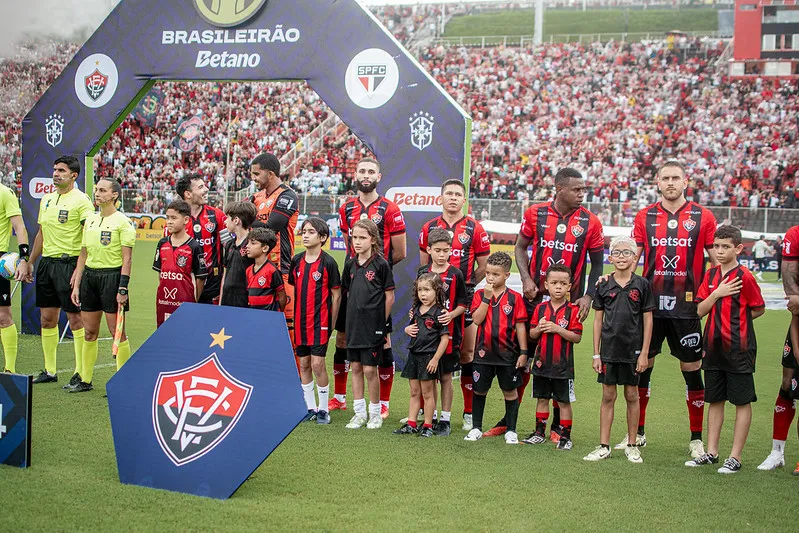 Jogadores do Vitória perfilados para o duelo contra o São Paulo, no último domingo, 5.
