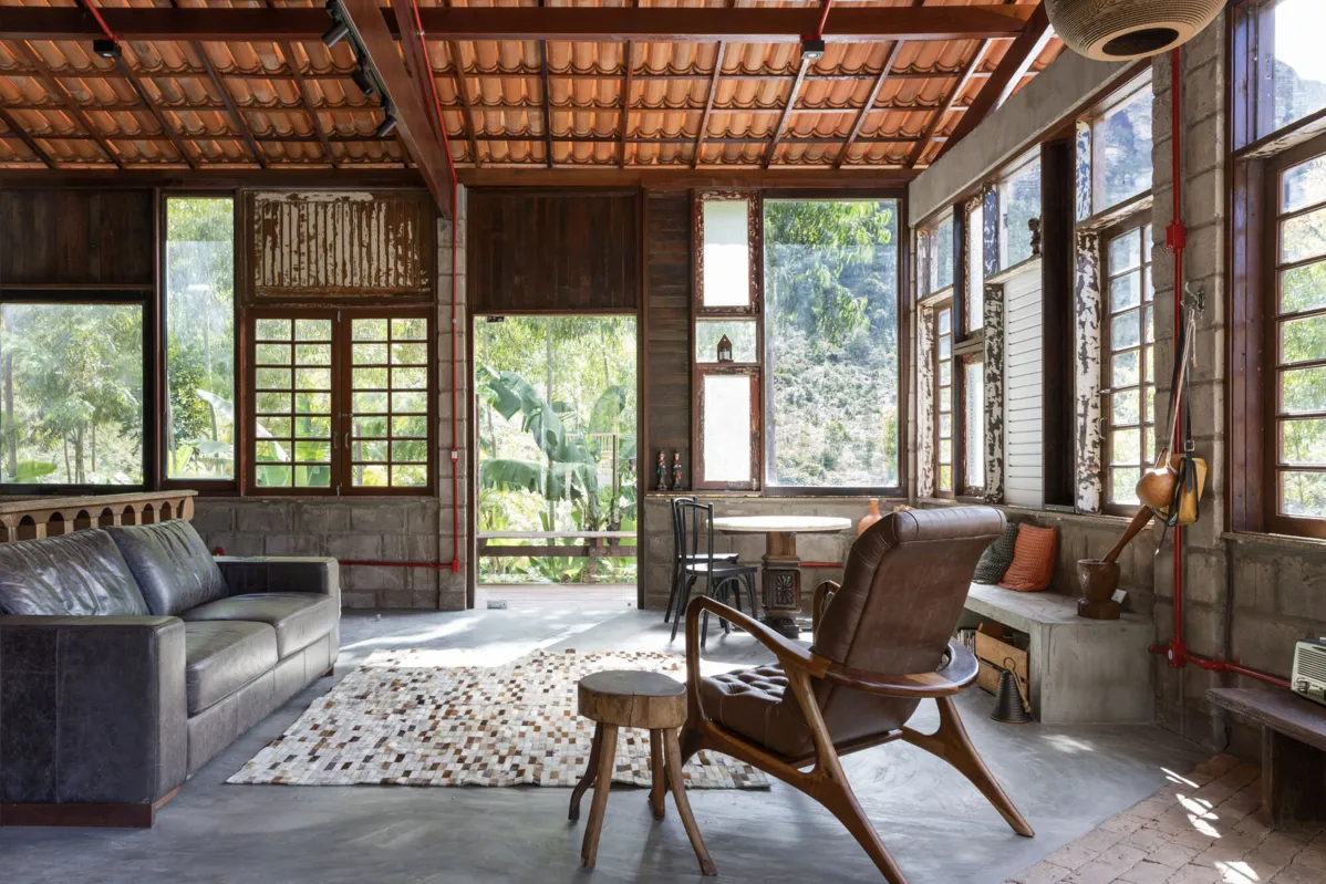 Com reaproveitamento, projeto de Victoria Nizarala transformou antigo galpão em uma casa, na Chapada