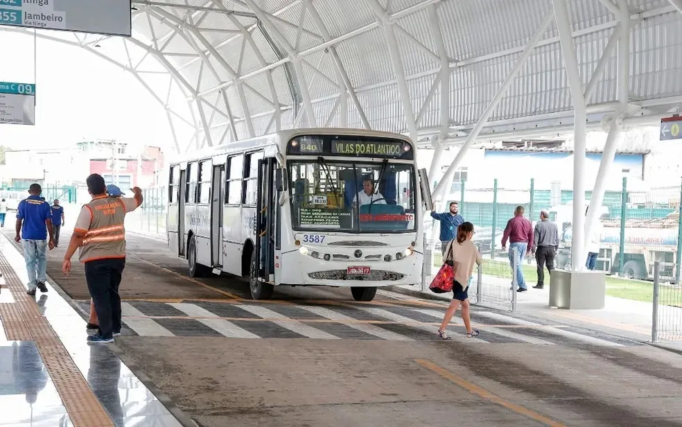 Õnibus na Terminal Aeroporto, em Lauro de Freitas