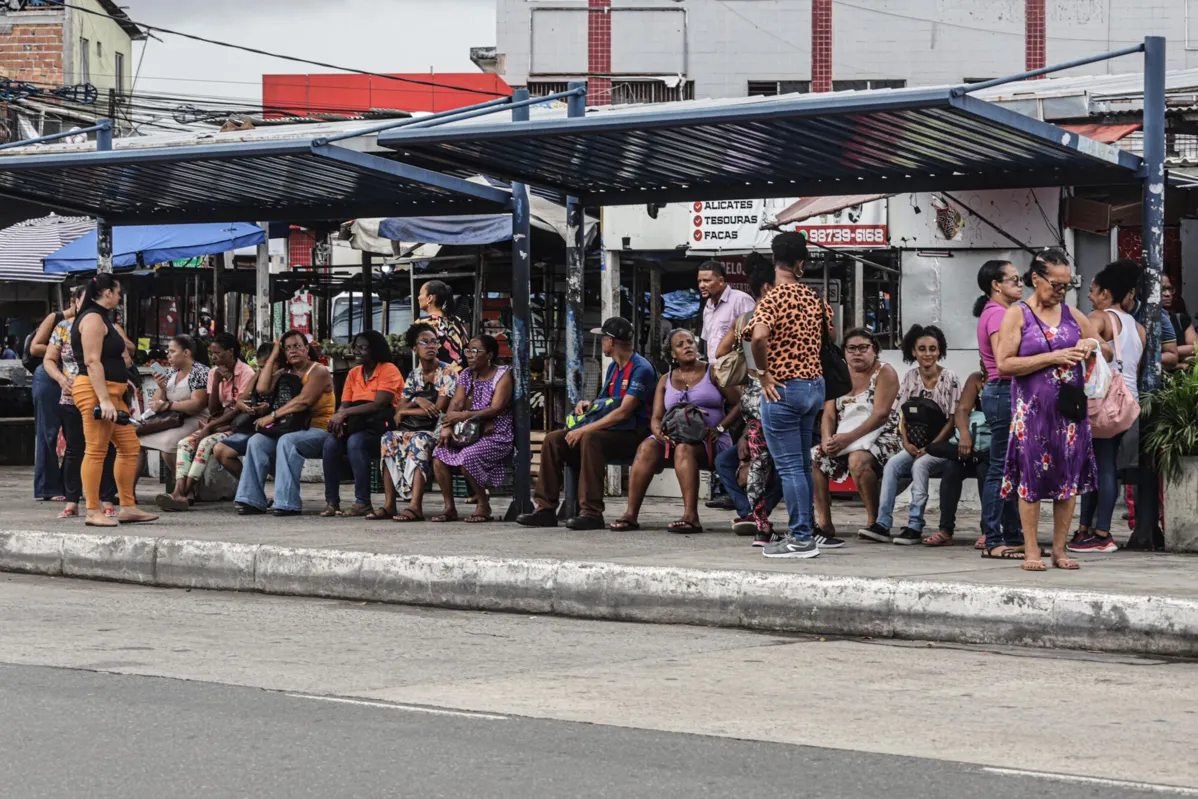 Pontos de ônibus ficaram cheios na capital baiana