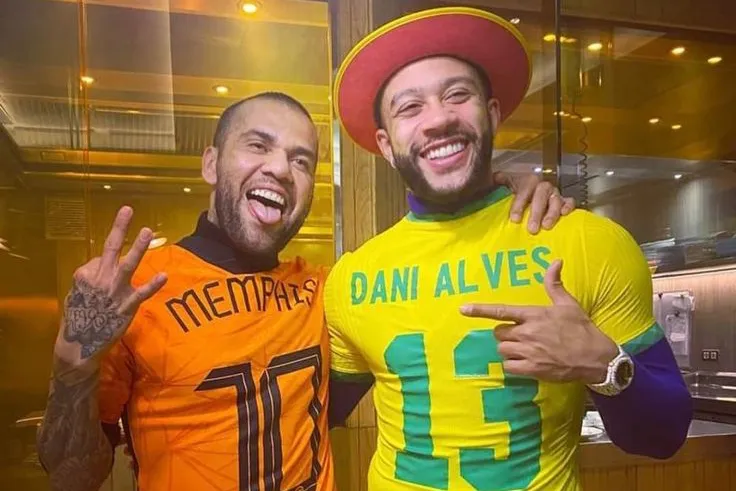 Daniel Alves e Memphis Depay ficarma amigos quando jogaram no Barcelona